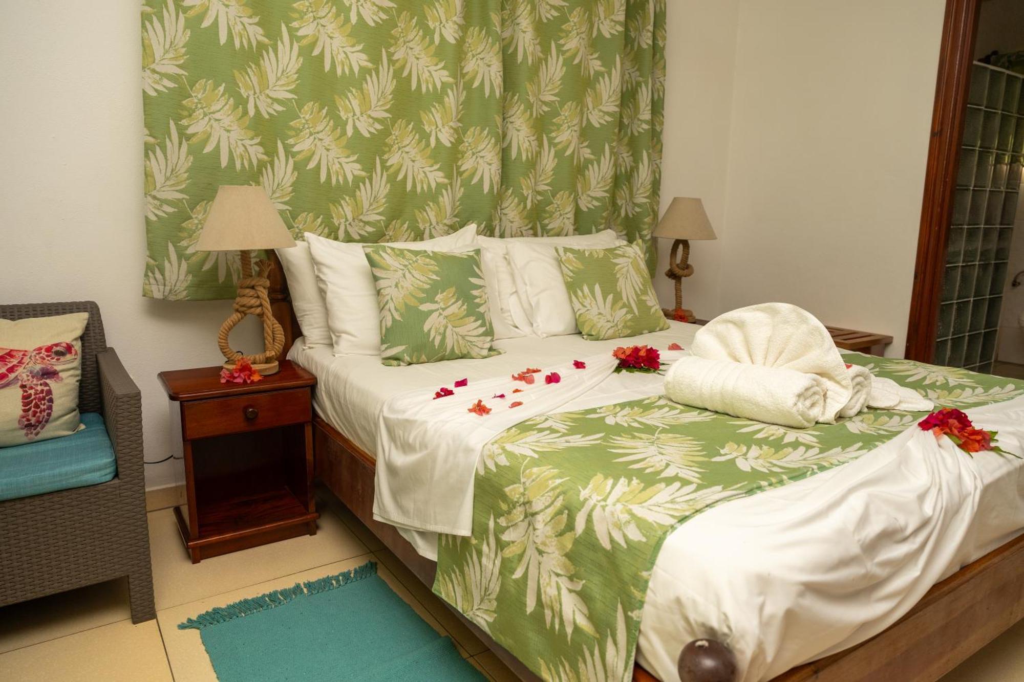 Pension Hibiscus Диг Екстериор снимка